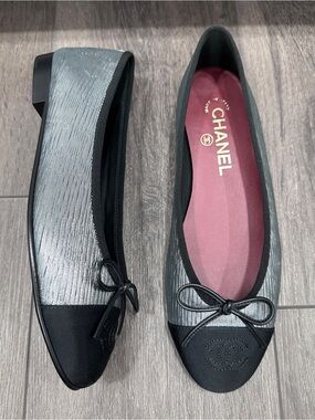 NEW 2026 CHANEL BLACK GROSGRAIN CC LOGO SILVER BALLERINA BALLET FLATS size 38C